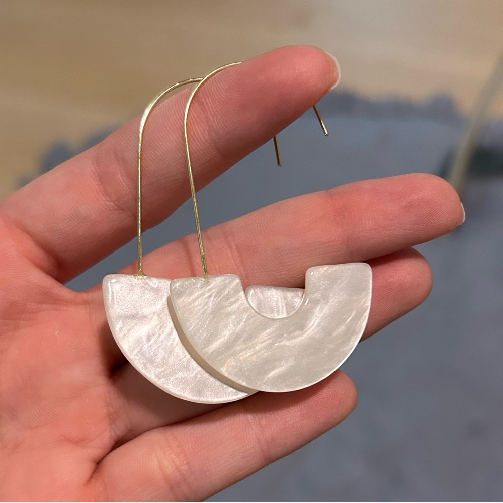 White shell earrings - Picture 2 of 2
